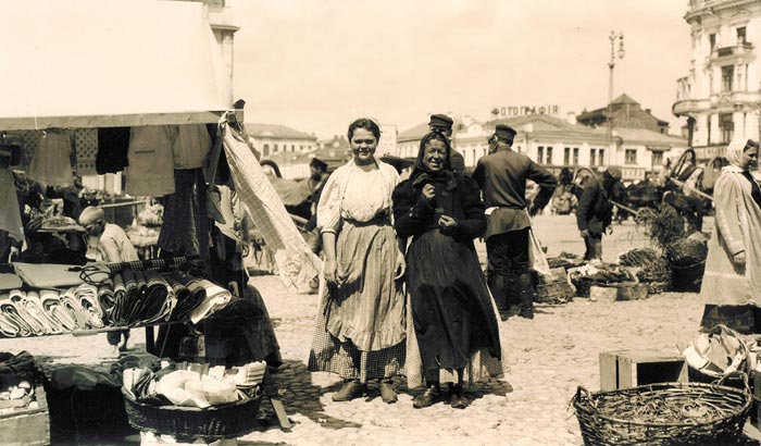 Murray Howe, Russian Peasants at Market, 1909, Sepia-toned Gelatin Silver Print. 