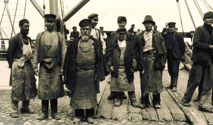 Murray Howe, Dockworkers, 1909, Sepia-toned Gelatin Silver Print. 