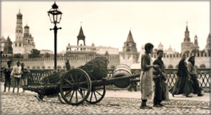 Murray Howe, Child Workers on the Moscow Streets, 1909, Sepia-toned Gelatin Silver Print. 